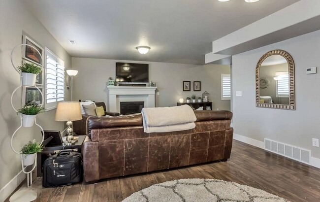 Foto del edificio - Charming 3-Bedroom Home with Fenced Yard, & Modern Comforts in Prime Pleasant Grove Location