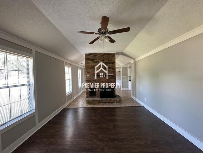 Foto del edificio - 3960 Lucerne Dr