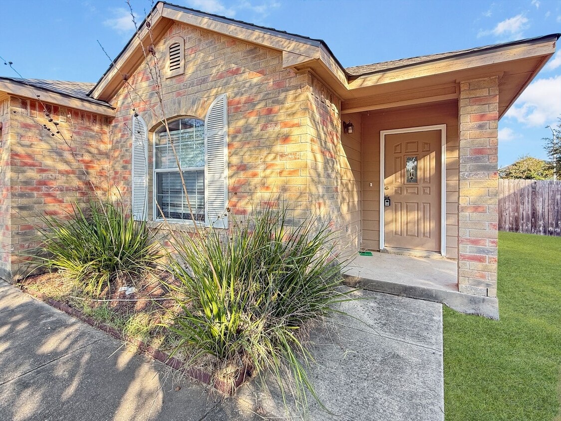 Primary Photo - Stylish 3-Bedroom Home