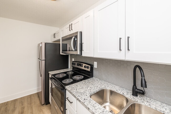 2 habitaciones, 2 baños - 796 pies cuadrados - Cocina - The Riv on the Greenway!