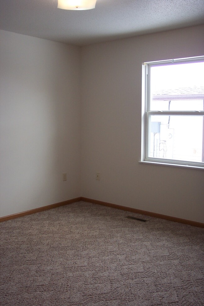 Building Photo - 627 Mary Kay Ave