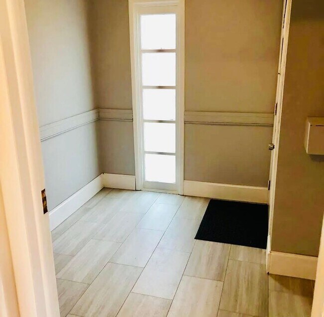 Building Photo - 913 Nott St