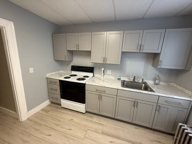 Building Photo - 762 Main St