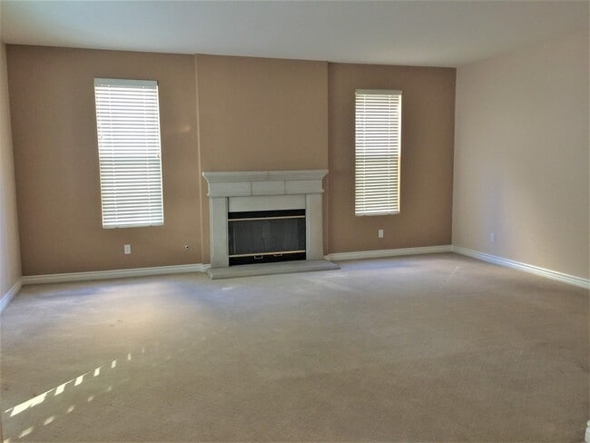 Building Photo - Gorgeous large single family home in Eastlake!