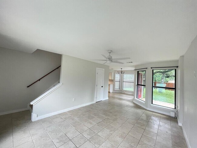 Foto del edificio - 6201 Hill Forest Dr