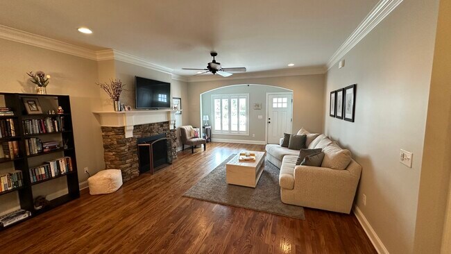 Building Photo - 1481 Helmsdale Dr
