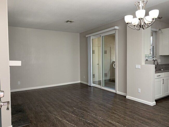 Foto del edificio - Sabre Springs Top Floor Condo with Carport