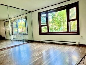 Building Photo - 114 Henshaw St Building Photo - 114 Henshaw St