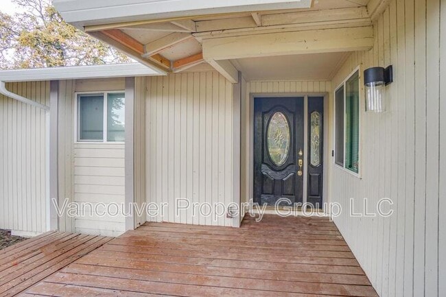 Building Photo - 1418 SE Manor Ave