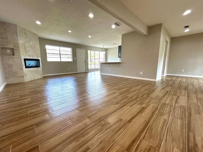 Foto del edificio - 5926 Darkwood Dr