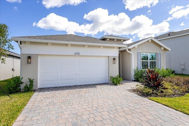 Building Photo - 6751 SE Pk Trce Dr
