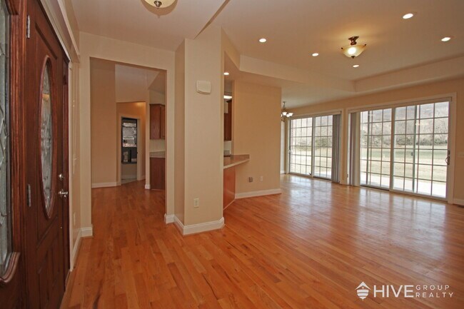 Foto del edificio - Peaceful One-Level Living with Mountain Views