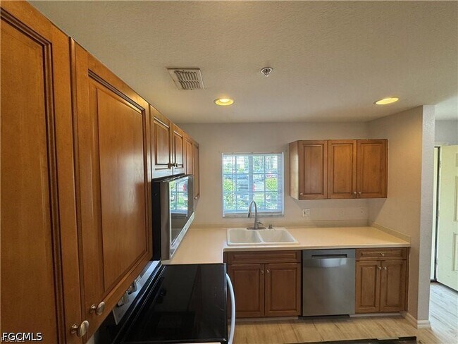 Foto del edificio - 9445 Ivy Brook Run