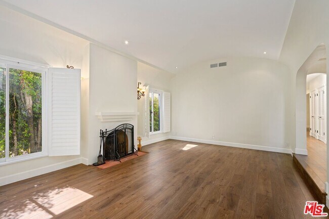 Building Photo - 221 S Almont Dr
