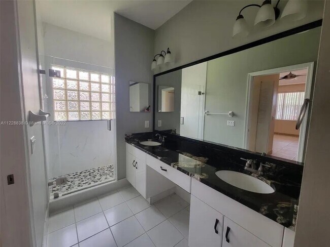 Foto del edificio - 10860 Fillmore Dr