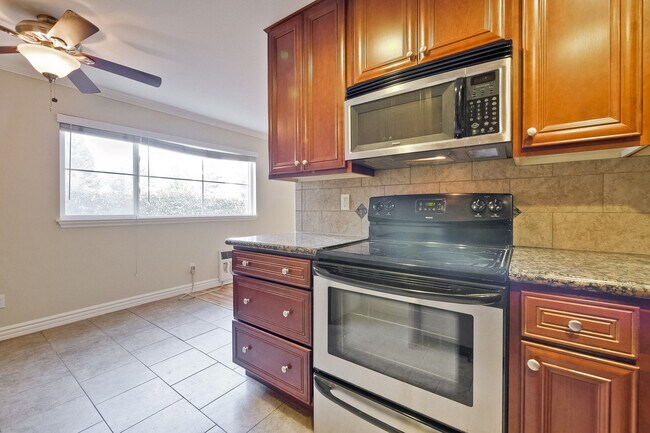Building Photo - Updated 2BR 1BA  Condo For Rent (close to ...