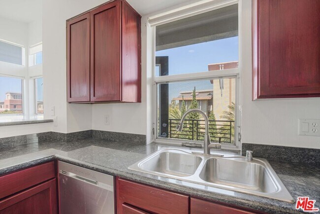 Foto del edificio - 6400 Crescent Prk E