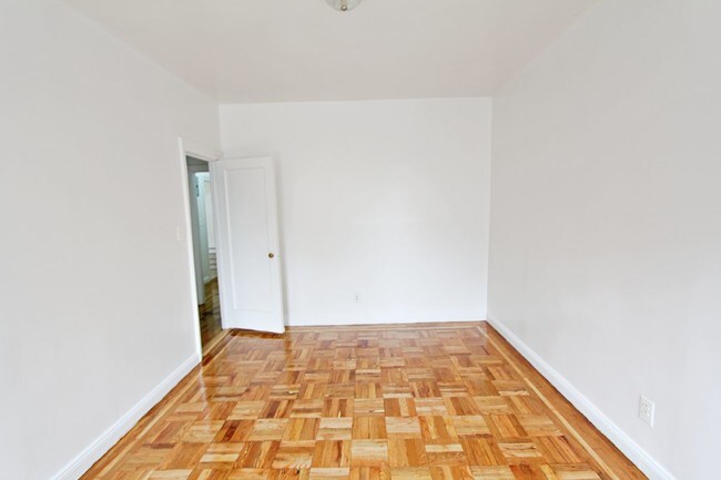 Foto del edificio - 250 E Gun Hill Rd