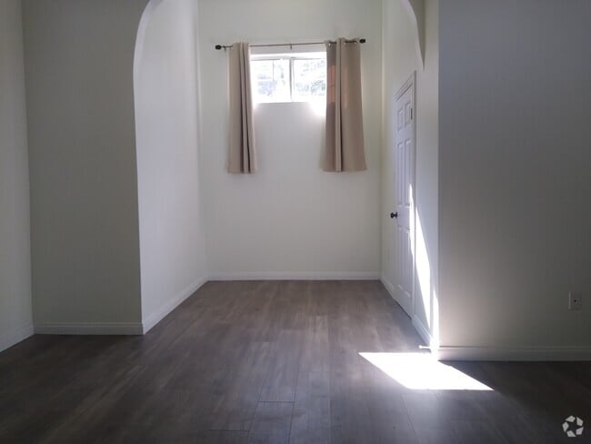 Building Photo - 200 Mooney Dr