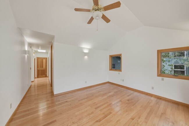 Foto del edificio - Exceptional Three Bedroom Riverfront Retreat in Northwest Bend