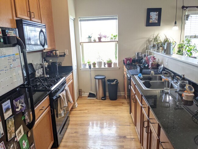 Building Photo - Gorgeous 3 Bed, 2.5 Bath Spacious Duplex Up