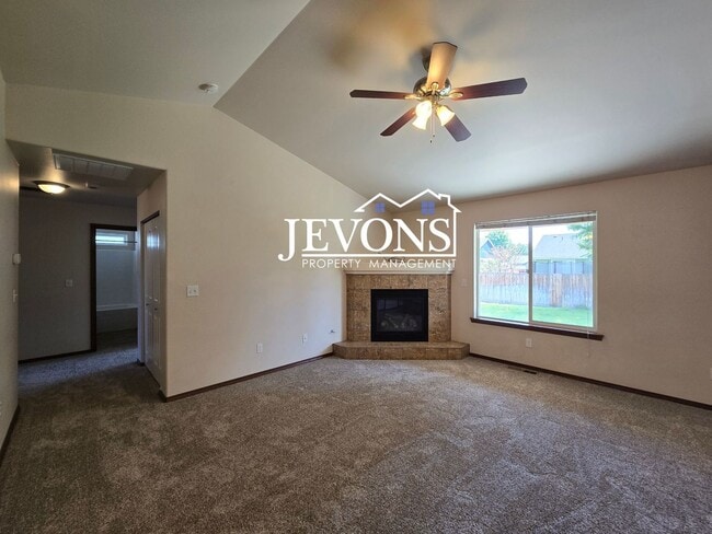 Building Photo - Inviting 3-bedroom single-family home with...