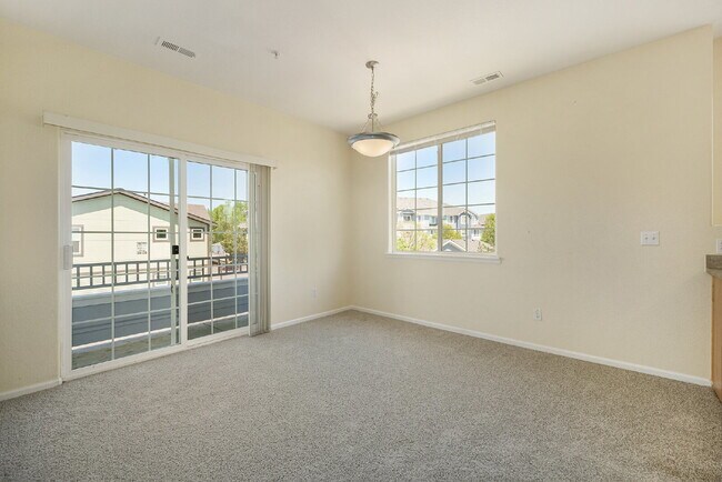 Foto del edificio - 2BR/2BA Condo with Garage! Available NOW!