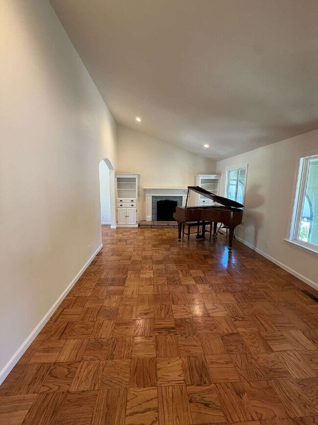 Foto del edificio - "Charming Walnut Creek Retreat: Spacious 4-Bedroom Home with Elegant Granite Kitchen, Cozy Firepl...