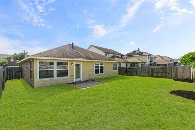 Building Photo - 5606 Drumlin Field Way