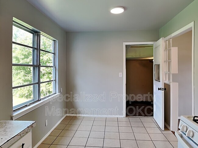 Building Photo - 306 W Bass Ave