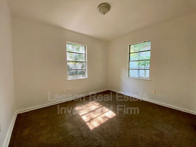 Foto del edificio - 2221 Freewater St