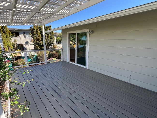 Building Photo - Spacious 3 bed/2 bath home with RV/Boat pa...