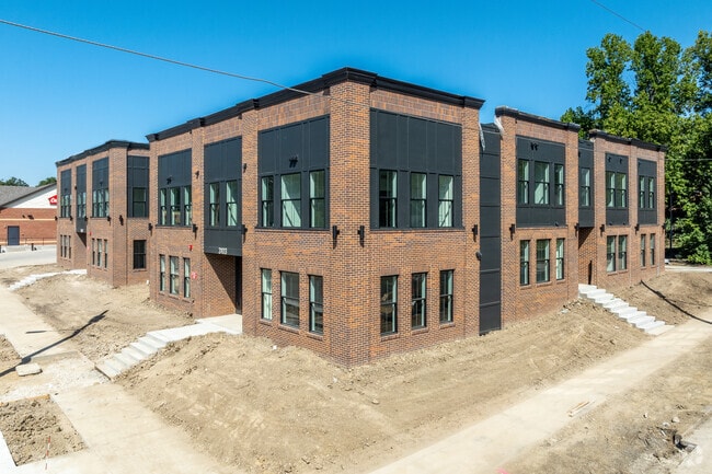 Building Photo - Forest Ave Rowhomes