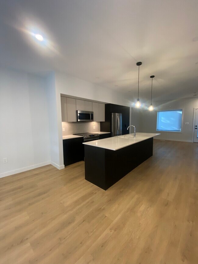 Photo du bâtiment - Beautiful 3 Bed Home in Killarney | Pet-Friendly | Across from Park & Tennis Courts