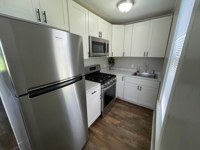 Photo - 527 Middle Pl Apartments