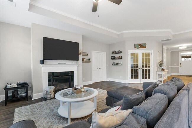 Foto del edificio - 204 Holly Springs Ct