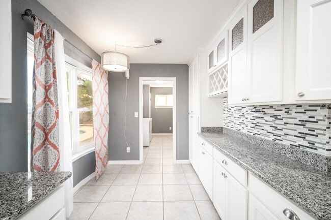 Building Photo - 6912 La Cadena Dr