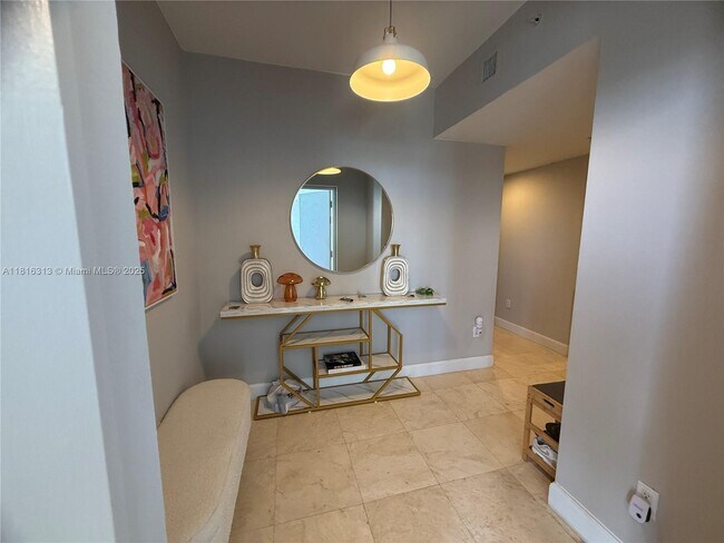 Foto del edificio - 15051 Royal Oaks Ln