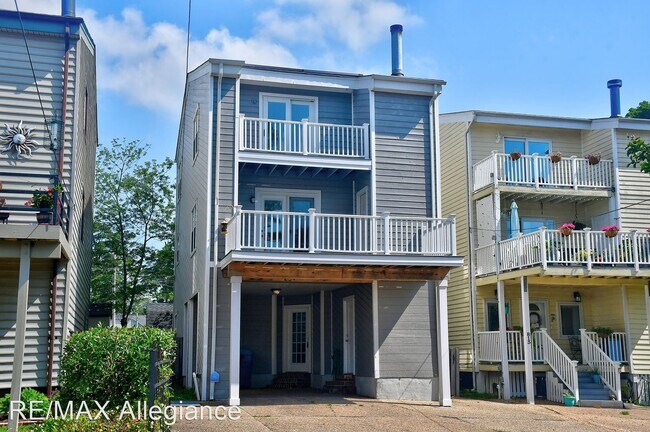 Building Photo - 3 br, 2.5 bath House - 815 CLOSE AVENUE