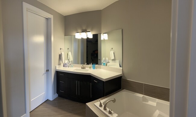 Bathroom master - 810 S Dixie Dr