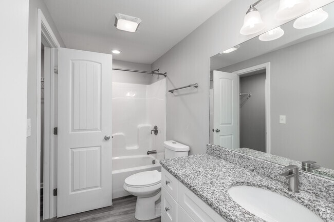2BR, 1BA - 850SF - Bathroom - Clarendon Heights
