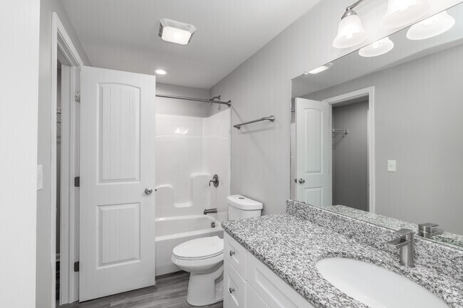 2BR, 1BA - 850SF - Bathroom - Clarendon Heights