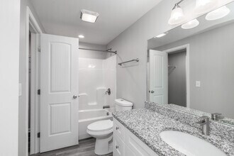 2BR, 1BA - 850SF - Bathroom - Clarendon Heights