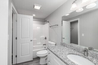 2BR, 1BA - 850SF - Bathroom - Clarendon Heights