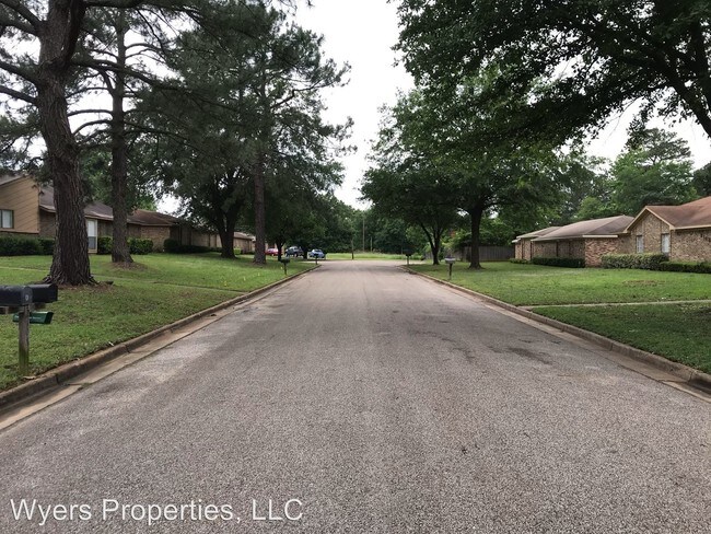 Foto del edificio - 2106 Oak Hollow St