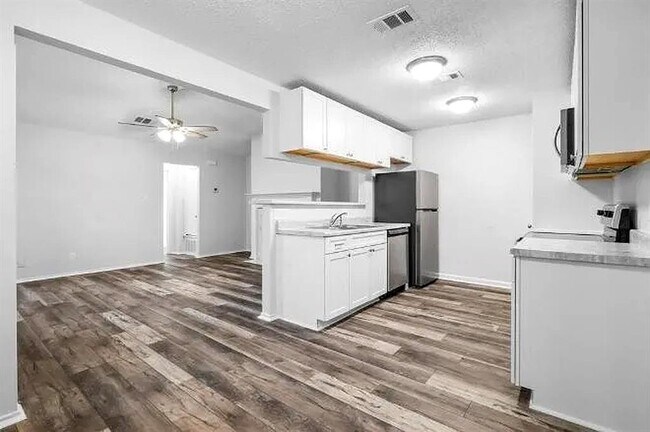 Foto del edificio - 13306 Waverly Ct