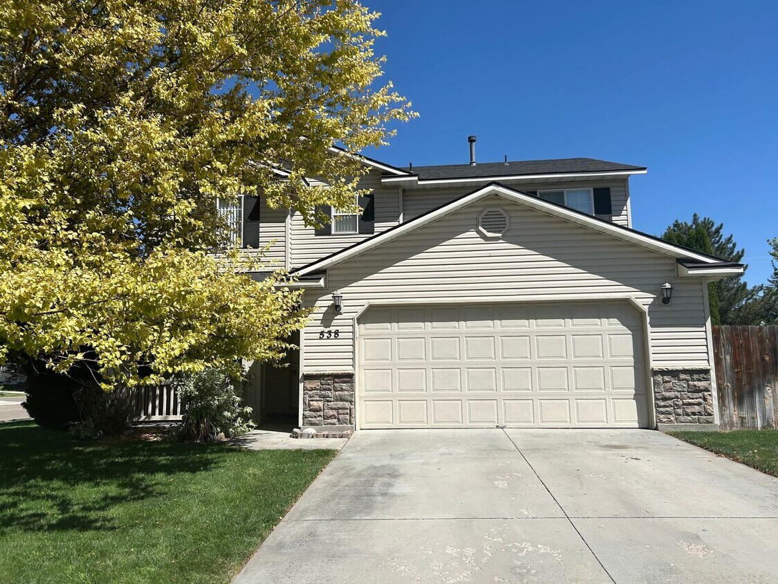 Foto principal - 4 Bedroom Home on Corner Lot w/ 2,000 sq. ...