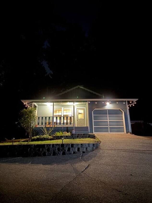 Foto principal - Fully Furnished Cozy 2-Bedroom Living in D...