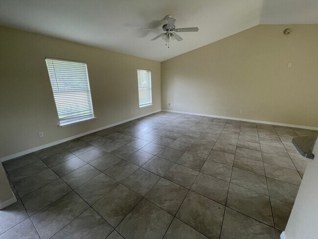 Foto del edificio - 3 Bed/2 Bath SFH in Silver Spring Shores! ...