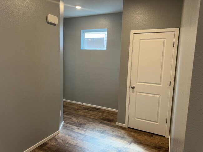 Foto del edificio - 4 bedroom 2.5 bathroom almost-new house in...